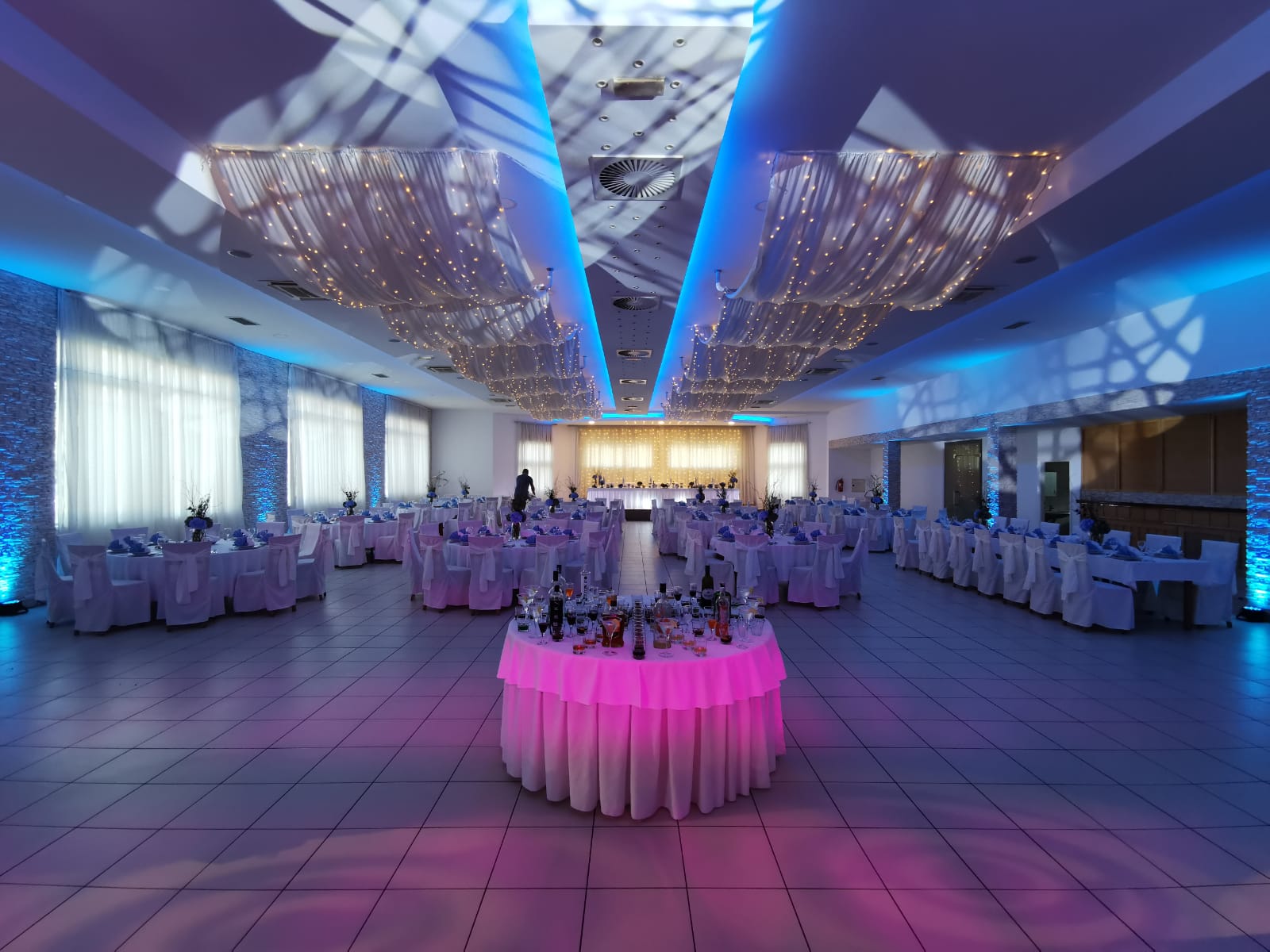 Bojanje interijera sale za vjenčanje - plava i roza LED rasvjeta uplighting Zagreb
