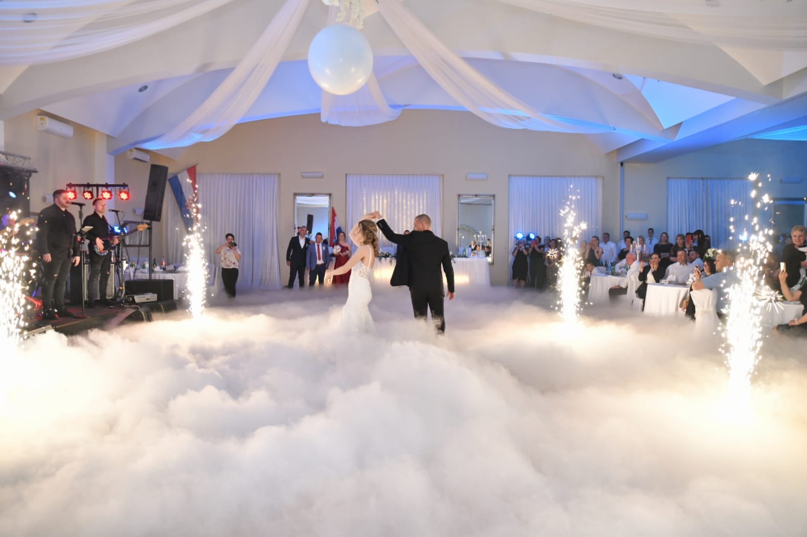 Niski dim i prskalice za prvi ples mladenaca Zagreb