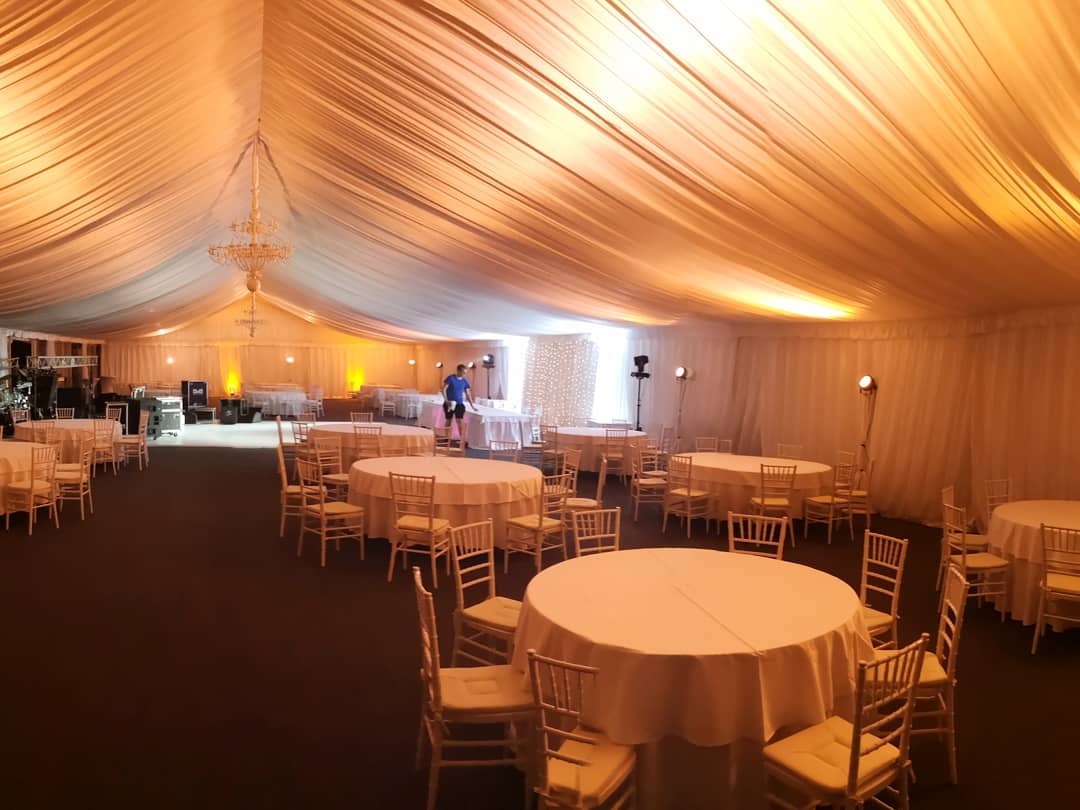 Topla zlatna rasvjeta šator za vjenčanje priprema