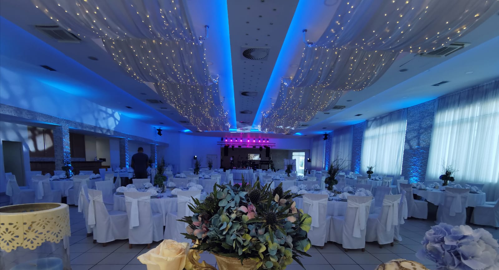 Plava rasvjeta LED lampice zvjezdano nebo sala vjenčanje